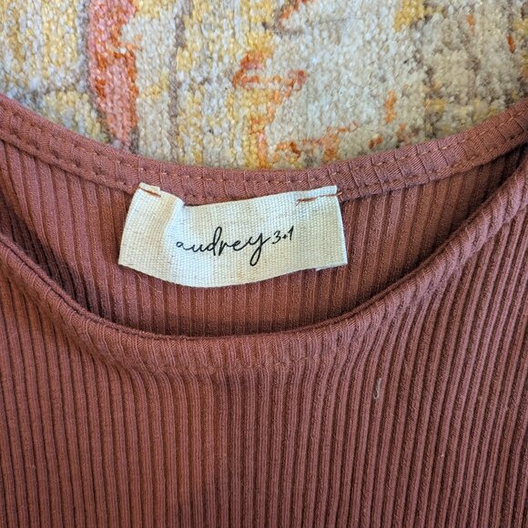 Audrey 3+1 Crop Top - Picture 2 of 4